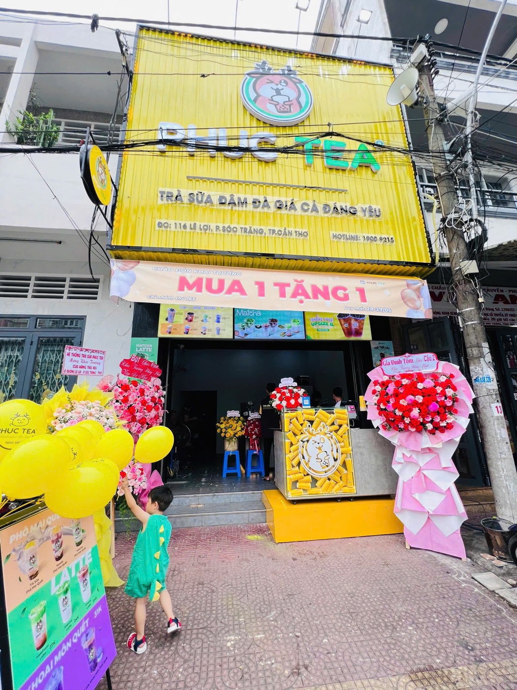 Không khí khai trương Phúc Tea Sóc Trăng với đông đảo bà con