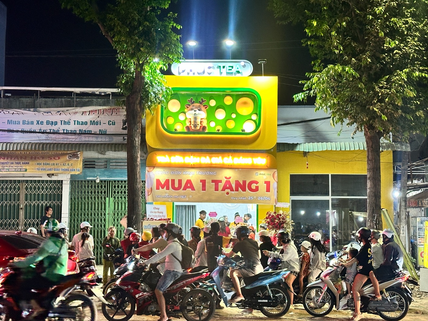 Khách xếp hàng trong bốn ngày khai trương Phúc Tea Tây Ninh