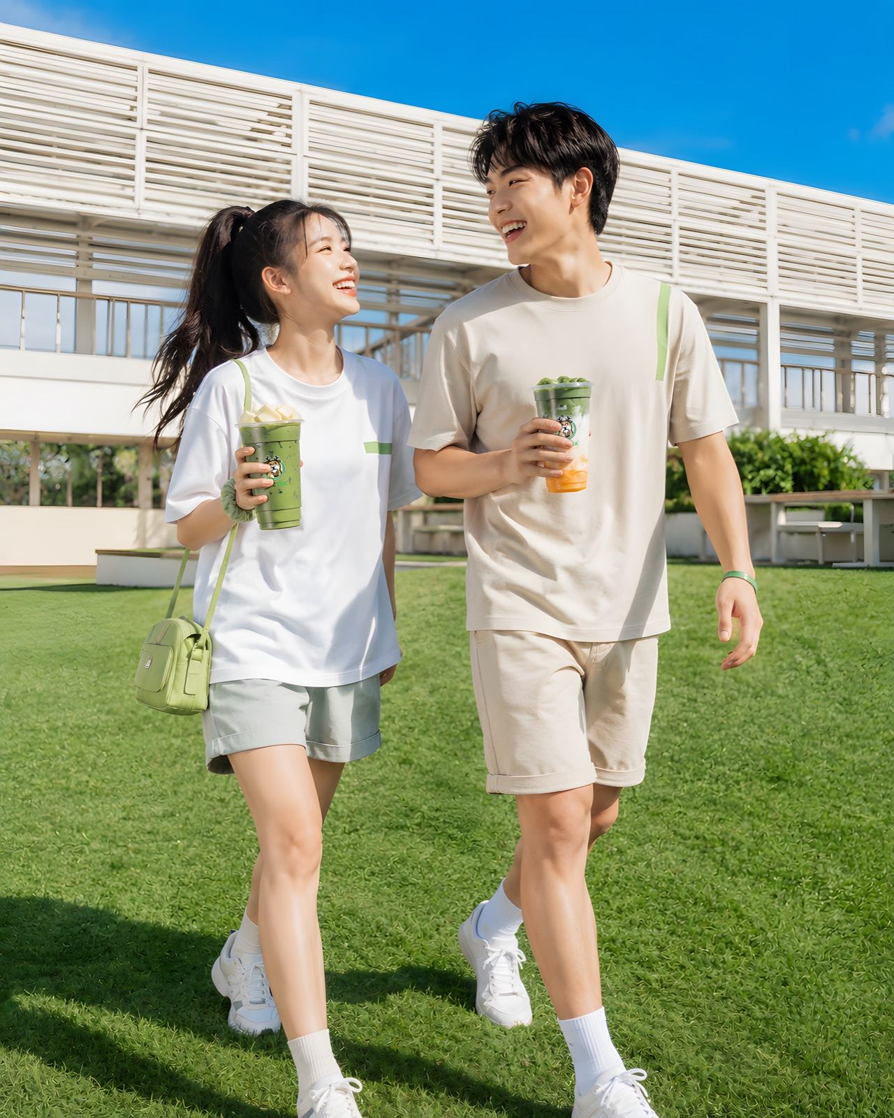 Đôi bạn trẻ tận hưởng Phúc Tea trên sân cỏ