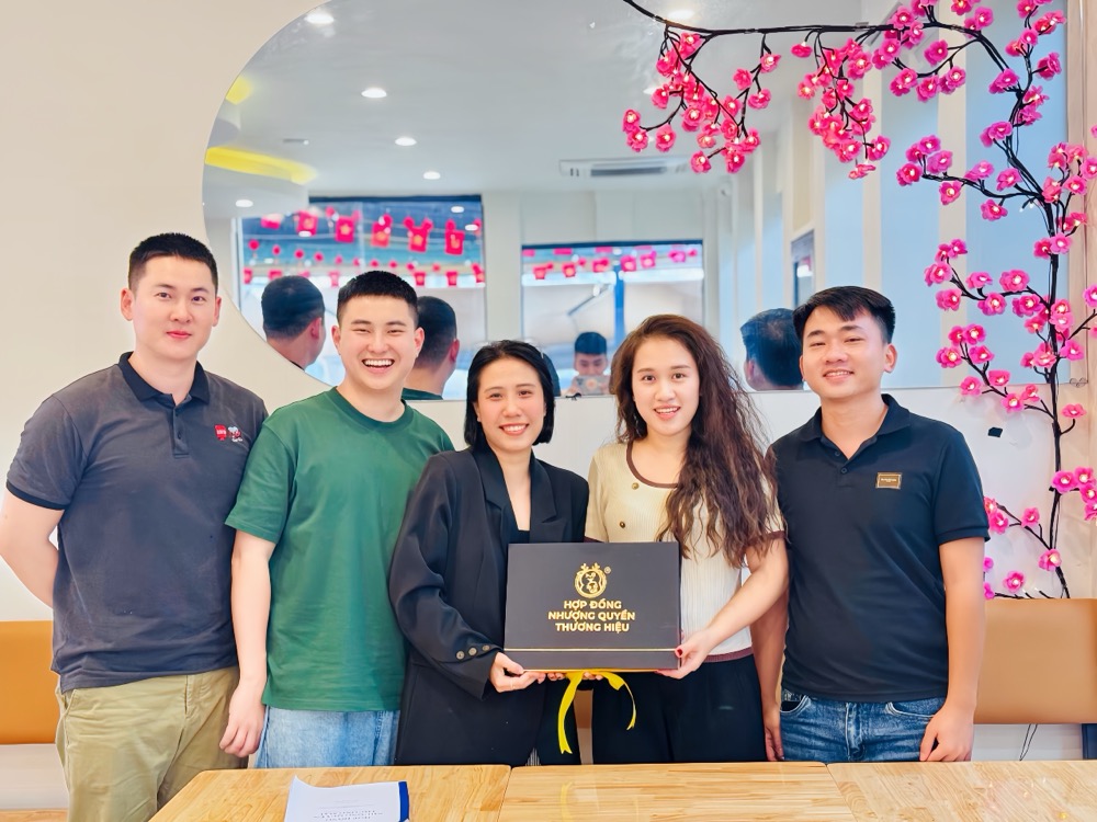 Trao hợp đồng nhượng quyền Phúc Tea cho đối tác